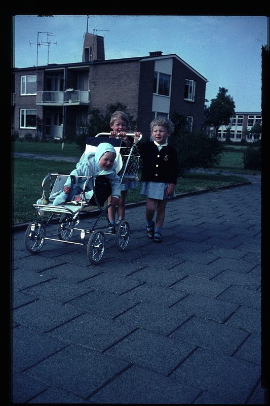 04.Delft jun 1966 Brigitte,Marion,Peter.JPG